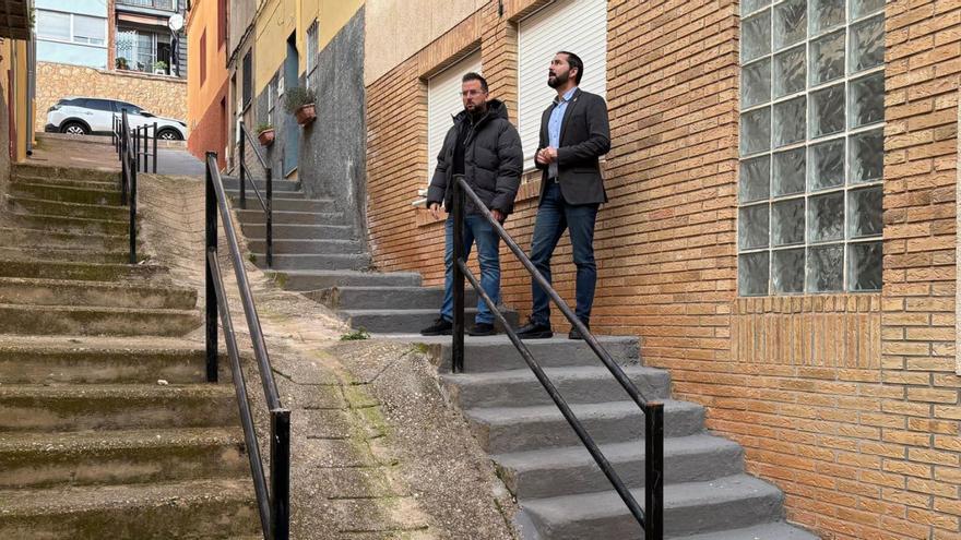 El alcalde, Samuel Falomir (d) y el concejal de Urbanismo, Robert Tena, en la calle Ramón y Cajal de l’Alcora. | JAVIER NOMDEDEU