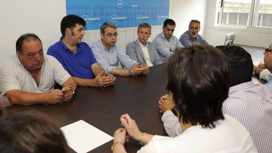 Alfonso Rueda, flanqueado por Ignacio Maril y José Luis Espiño, en una reunión de la junta local del PP de Silleda en julio pasado. // Bernabé/Javier Lalín