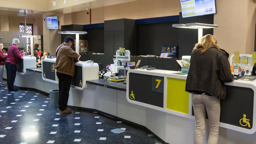 Ciudadanos en una oficina de Correos.