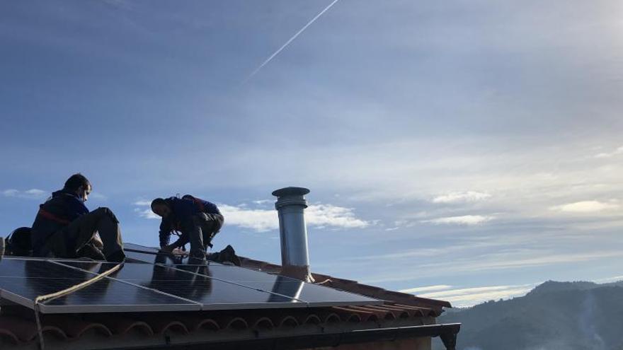 Operarios de la empresa aragonesa Endef instalando placas fotovoltaicas en una vivienda del municipio de Nonaspe (Bajo Aragón-Caspe). | ENDEF