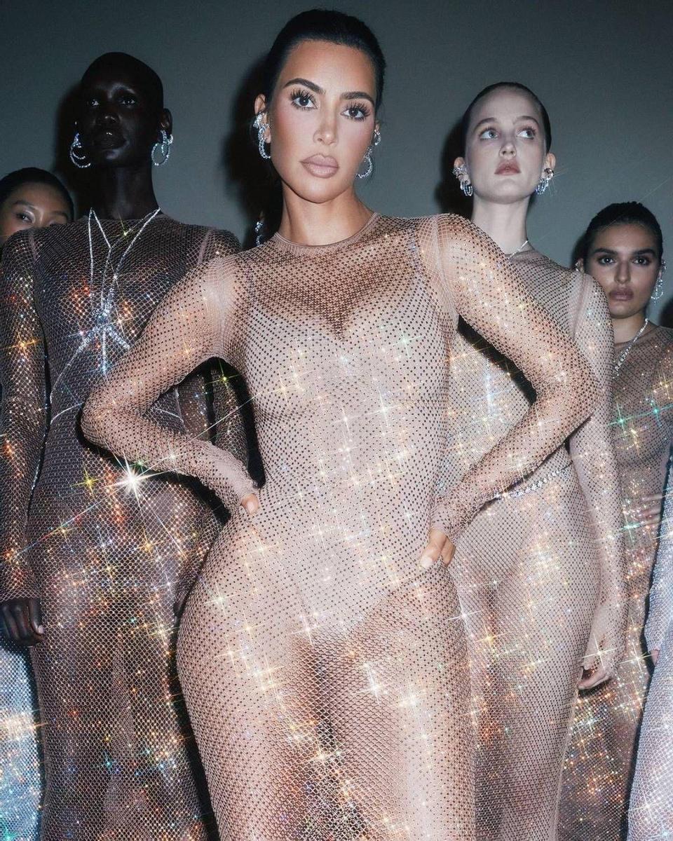 Kim Kardashian posa con la colaboración de Swarovski x Skims