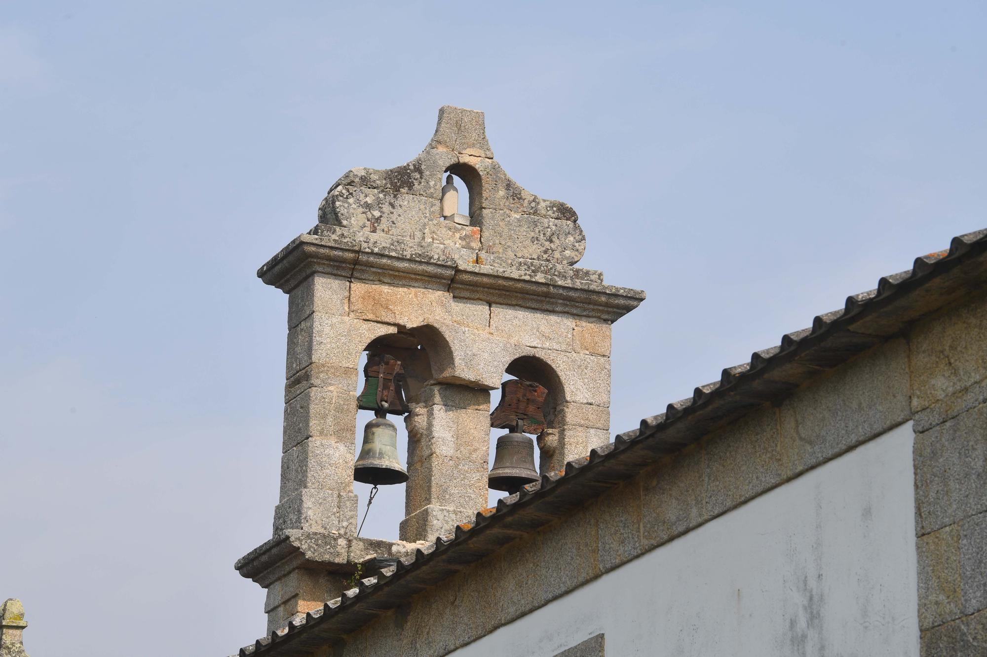 Un rayo rompe el campanario de la iglesia de Orto y causa importantes destrozos