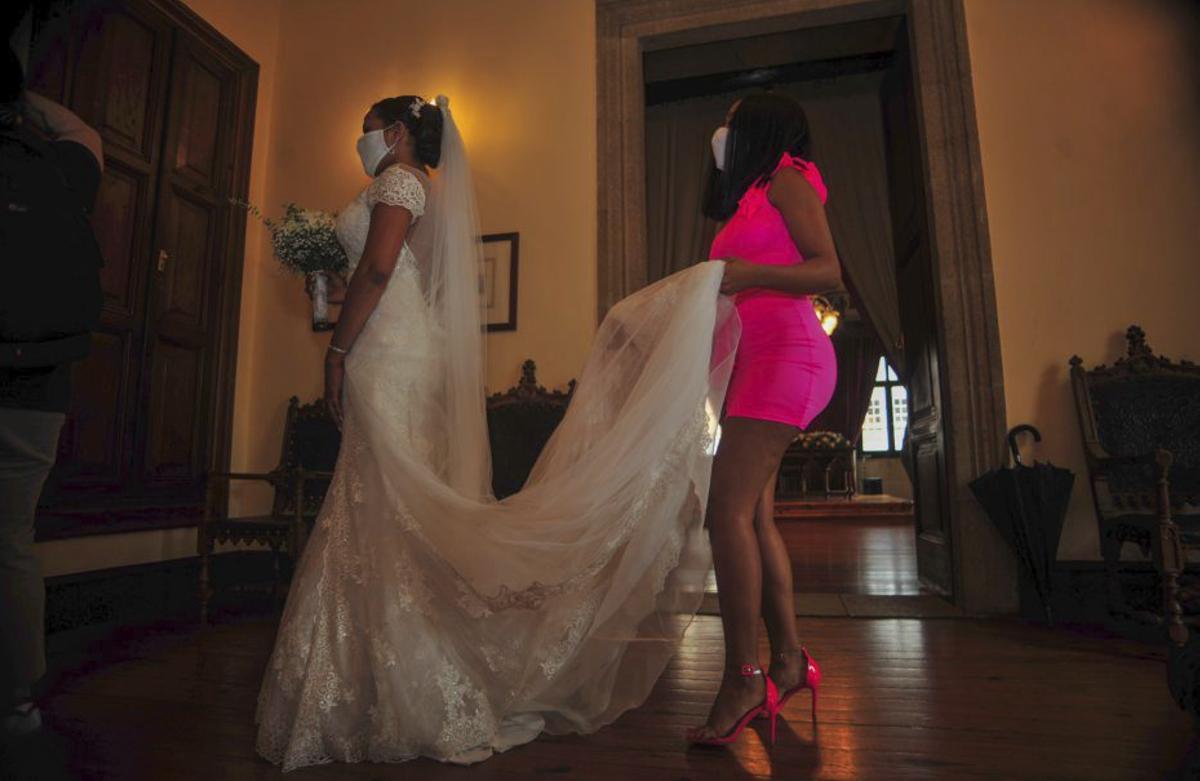 Una novia en una boda civil en Arousa. | Iñaki Abella