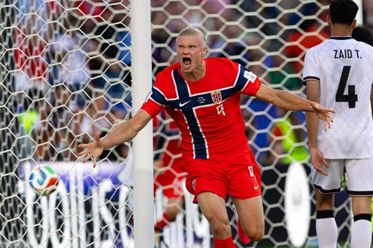 Erling Haaland celebra su primer gol en el Mundial ante Irak en la fase de grupos en el partido jugado en Boston.