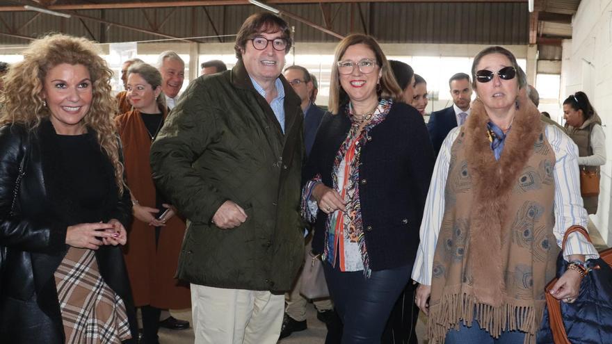 Ángel Garc´ía Blanco, flanqueado por la alcaldesa de Trujillo, Inés Rubio y la consejera de Agricultura, Mercedes Morán.