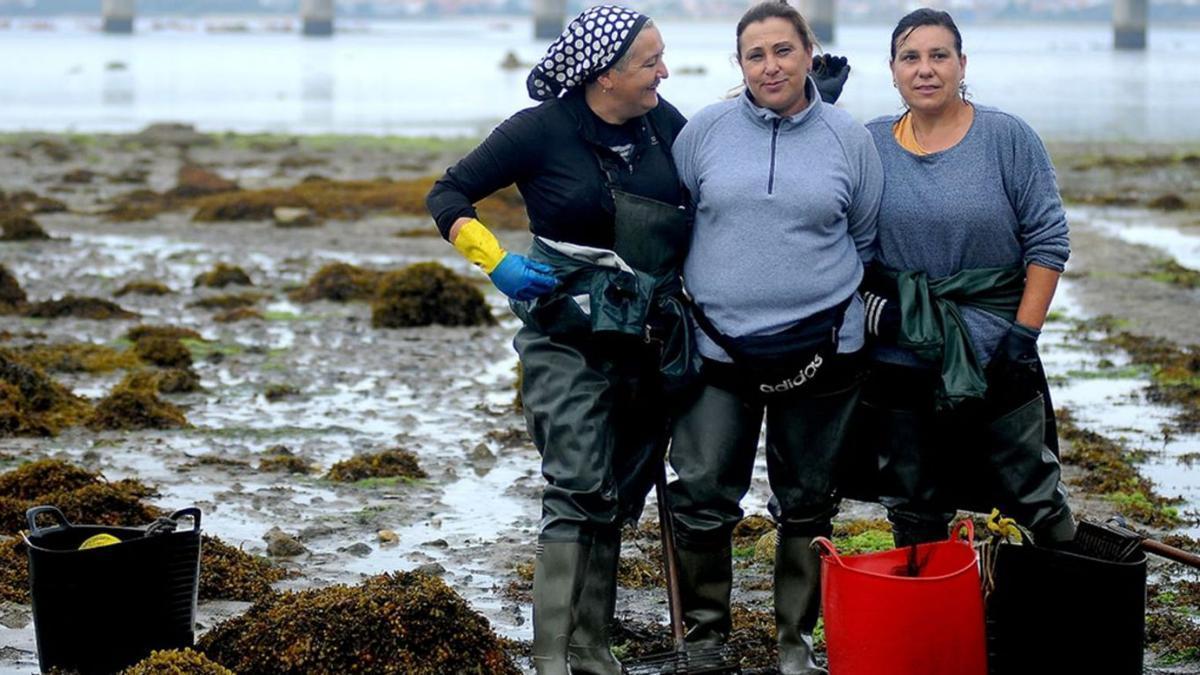 En Galicia hay censadas 2.702 mariscadoras a pie, sector en el que también trabajan 912 hombres