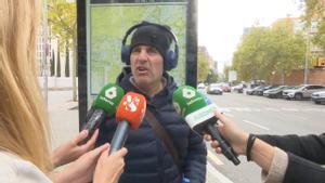 Luis Rubén Rubiales atiende a los mediso tras ser arrestado por agredir a su sobrino con huevos.