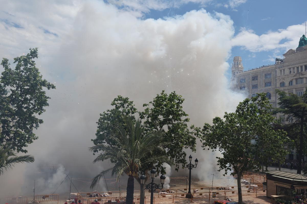 La mascletà del día de la Virgen de los Desamparados, en imágenes