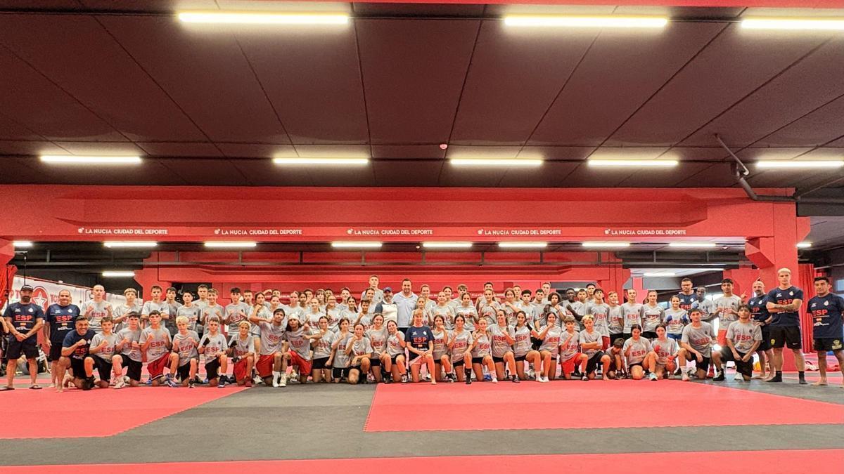 Los participantes del campus junto a Sergio Villalba, concejal de Deportes y Felipe Martínez presidente de la Real Federación Española de Boxeo, en el Combat Sports Center La Nucía