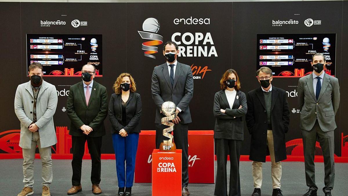 El president de la FEB, Jorge Garbajosa, i d&#039;altres representants institucionals amb la Copa de la Reina ahir a València.