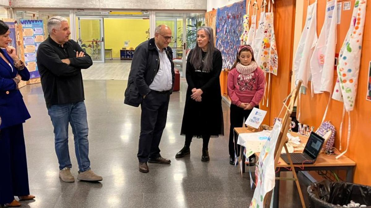 Abel Losada visita las instalaciones del colegio ganador.
