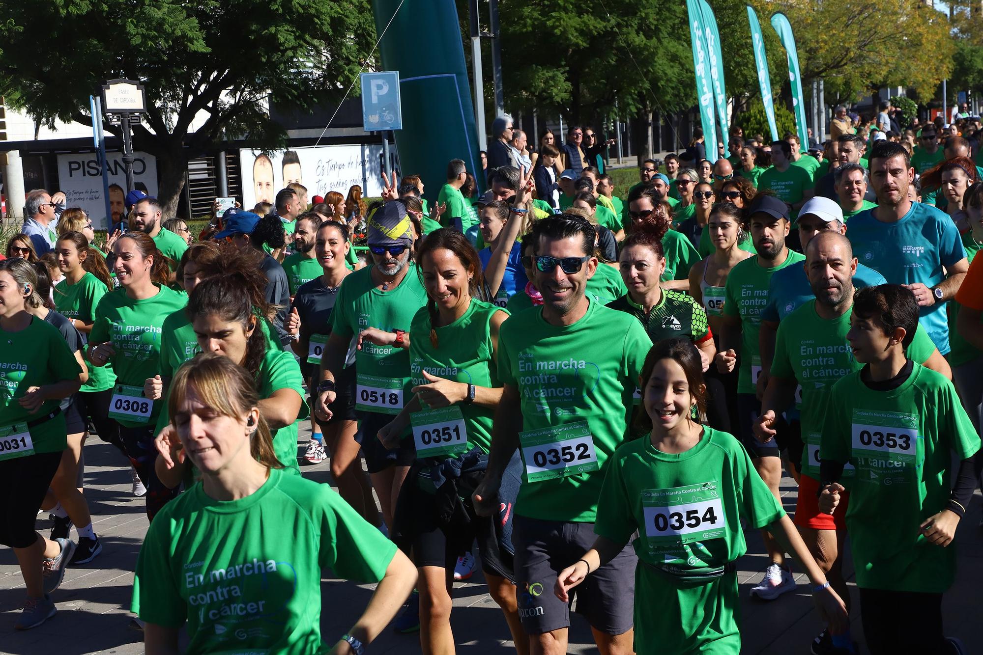 La Asociación Española contra el Cáncer convierte el Vial en una gran marea verde