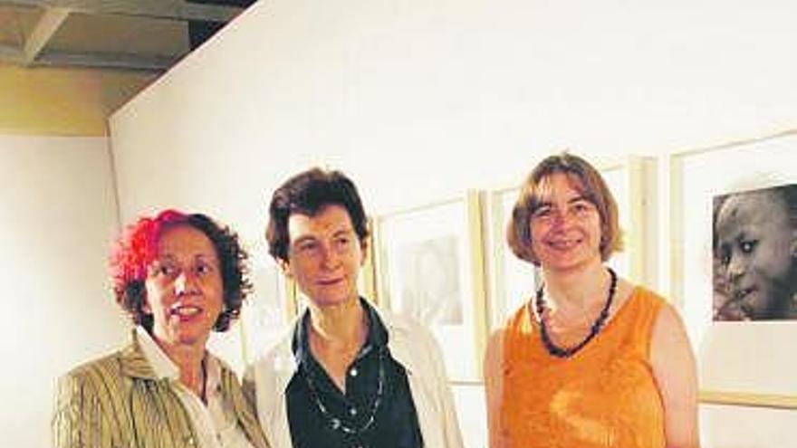 González-Carbajal, Ana María Torres y Solange Petiot, en el Café Español.