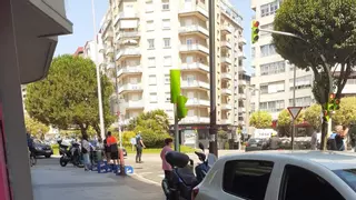 Caos de tráfico en Pizarro por la caída de un cargamento de bebidas sobre el asfalto