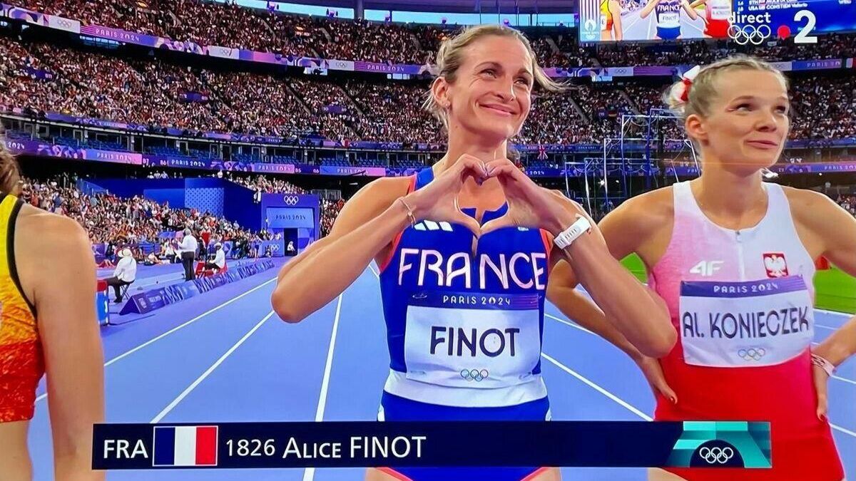 Finot hace el gesto del corazón, antes de la carrera