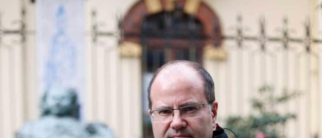 Carlos Francisco, ayer, en la calle Carreño Miranda de Avilés.