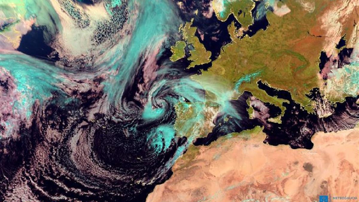 Imagen de satélite del jueves a las 12:00. Martinho está frente a Galicia; más al oeste, una pequeña borrasca que fue engullida horas después. La tercera, de mayor tamaño, estaba frente al Algarve