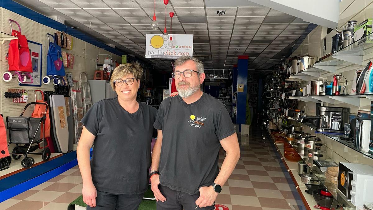 Eli y Antonio, propietarios de una ferretería de Alaquàs.