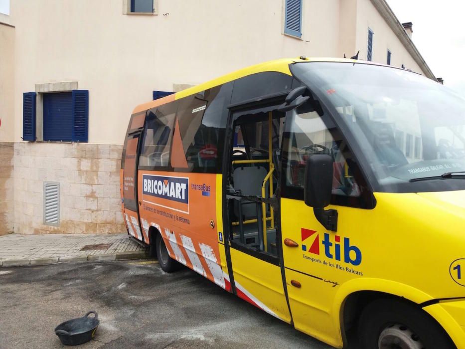 Un autobús se estrella contra una casa en Andratx al fallarle los frenos