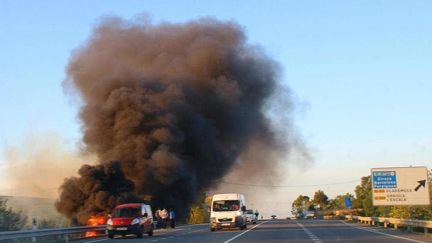 Bolca i s&#039;incendia un camió a l&#039;N-II a Orriols