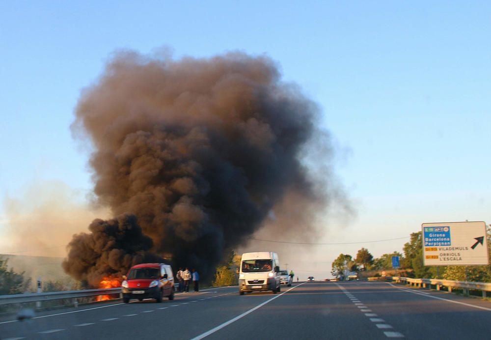 Incendi d'un camió a Orriols