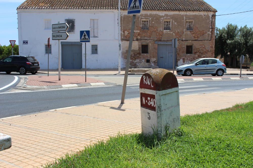 Kilómetro 5 de la Nacional 340, a la salida de Casas de Bárcena. En bastante buen estado (como los que se pueden ver antes en Tavernes Blanques y Bonrepos i Mirambell)