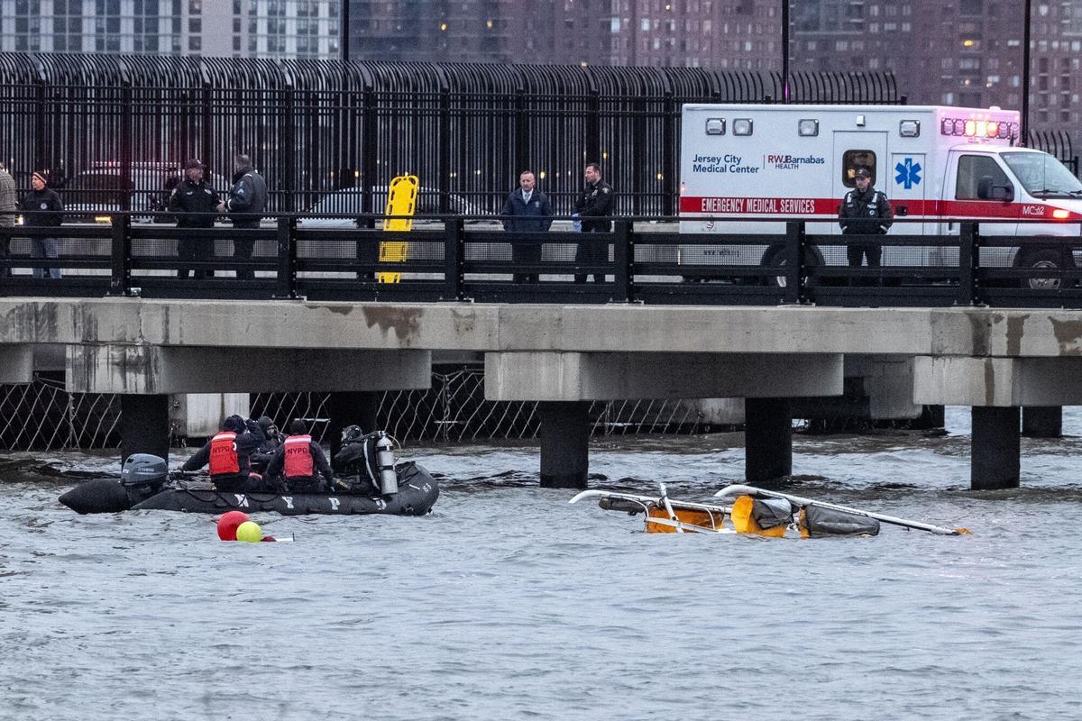 Cinco turistas catalanes y el piloto mueren al caer un helicóptero en el río Hudson de Nueva York