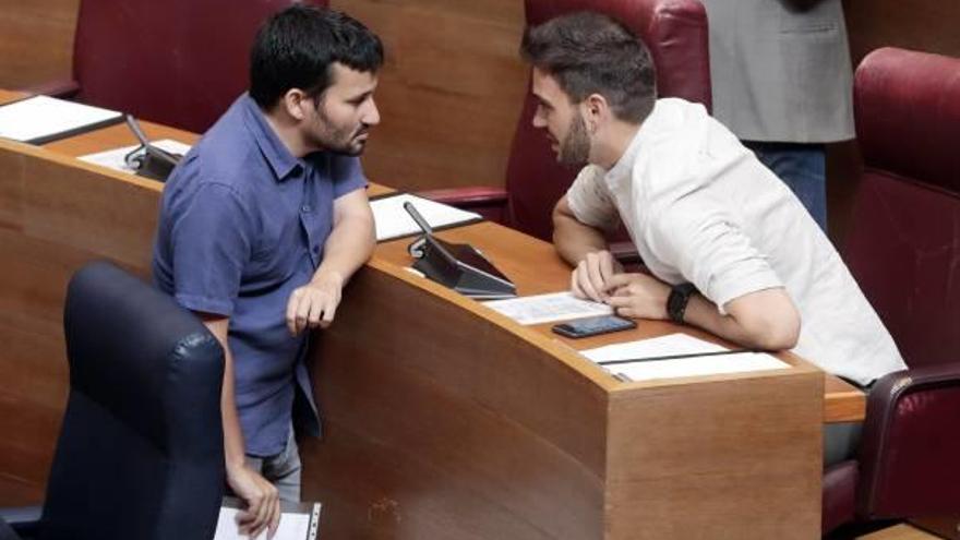 El conseller de Educación y Cultura, Vicent Marzà, habla con el síndic de Compromís, Fran Ferri.