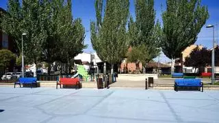 El renovado aspecto elegido por los vecinos para el centro neurálgico de Pinilla en Zamora: de las balizas solares, a las letras del barrio y la nueva pérgola