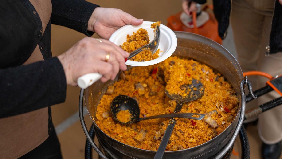 Los mayores de Nueva Ciudad en Mérida degustan unas migas