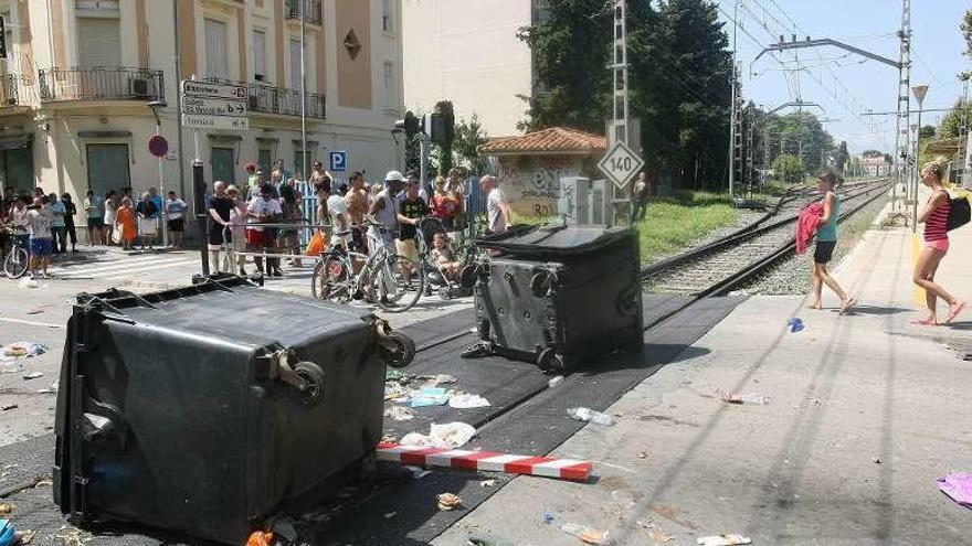 Contenedores en la vía del tren.