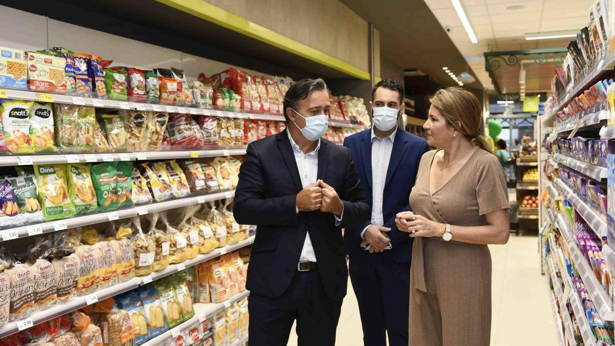 María Jesús Tovar, Antonio Vera y un representante de la tienda, ayer, durante la visita.