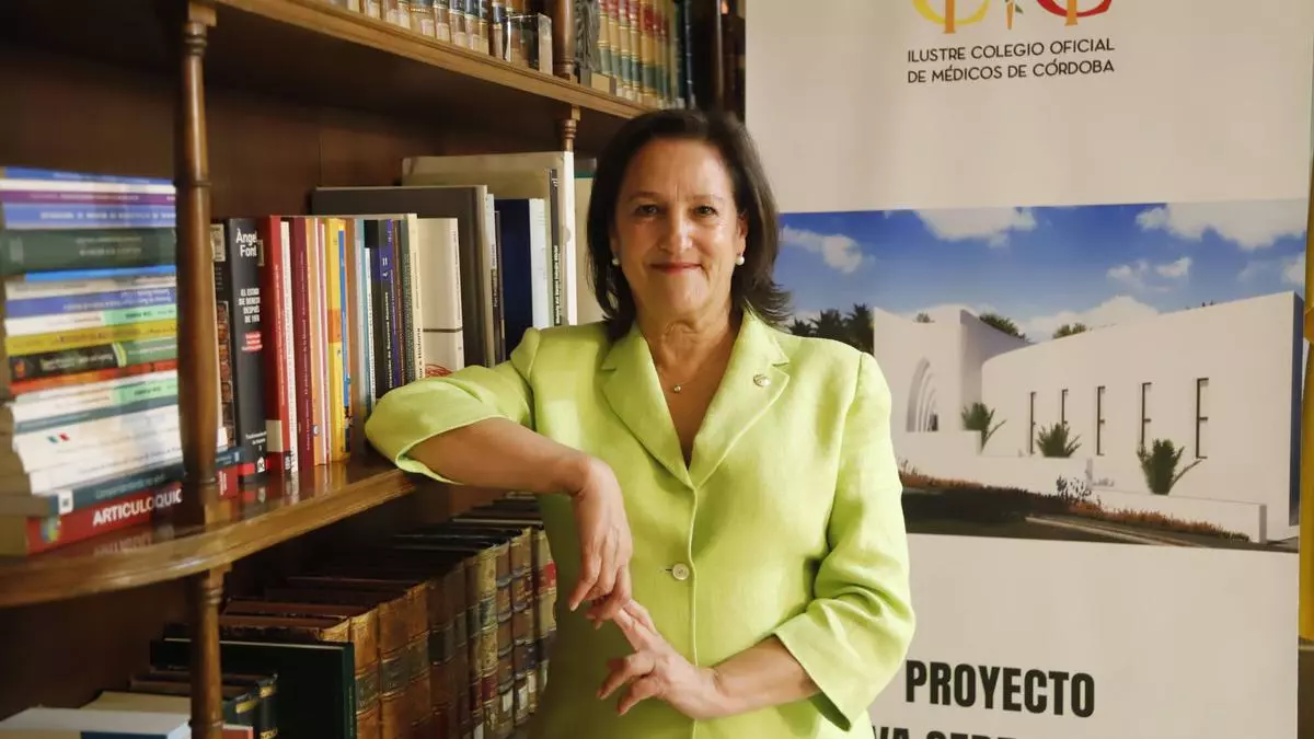 María del Carmen Arias, presidenta del Colegio de Médicos de Córdoba: "No existe falta de médicos en general, sino déficit en algunos centros y especialidades"