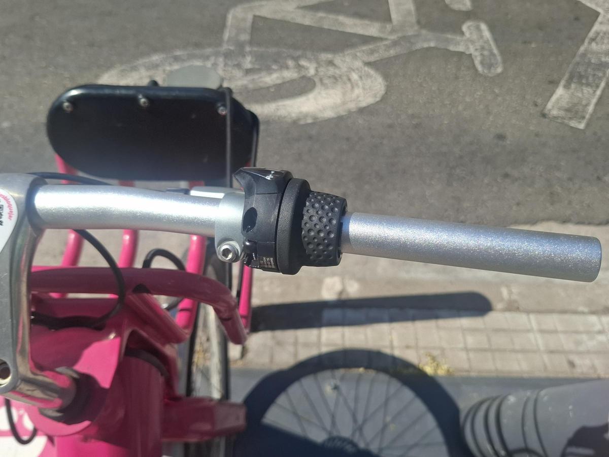 Manillar de cambios y su protección rotos. Manillar de cambios y su protección rotos.