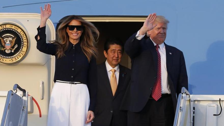 Trump i la seva esposa acompanyats pel líder japonès Shinzo Abe.
