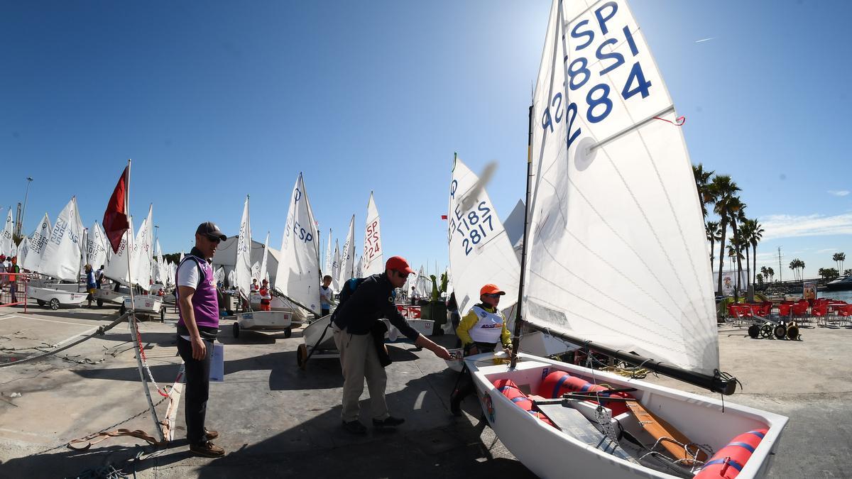 Los participantes preparan sus embarcaciones en el RCN Valencia