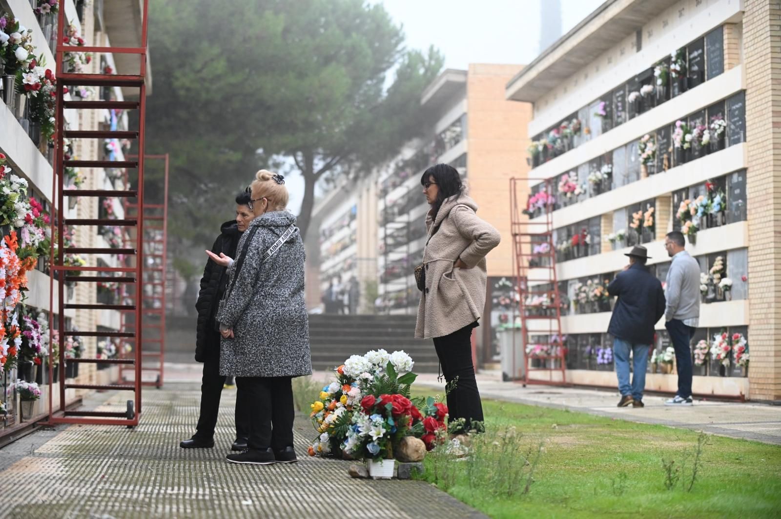 En imágenes | Así ha sido el Día de Todos los Santos en el cementerio de Torrero