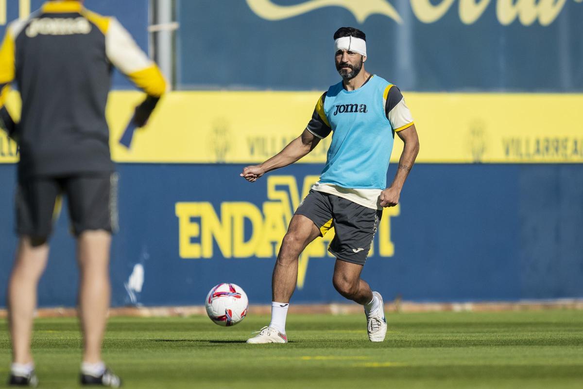 Raúl Albiol, durante el entrenamiento del Villarreal de este domingo con un aparatoso vendaje.