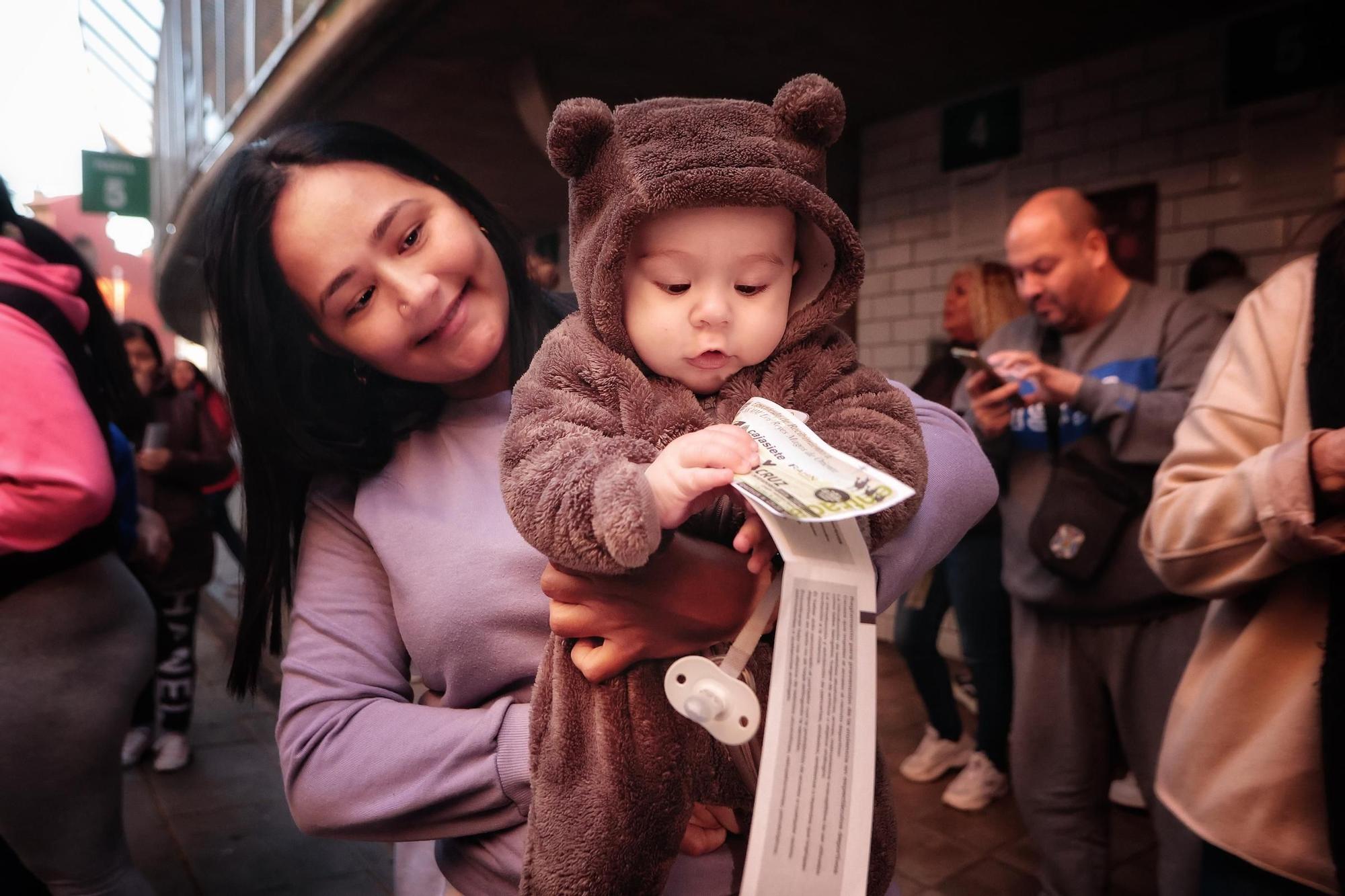 Colas para una entrada para ver a los Reyes Magos en Tenerife