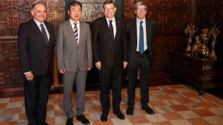 Joan Calabuig, Sun Kai, Ximo Puig y Aurelio Martínez, ayer, en el Puerto de València.