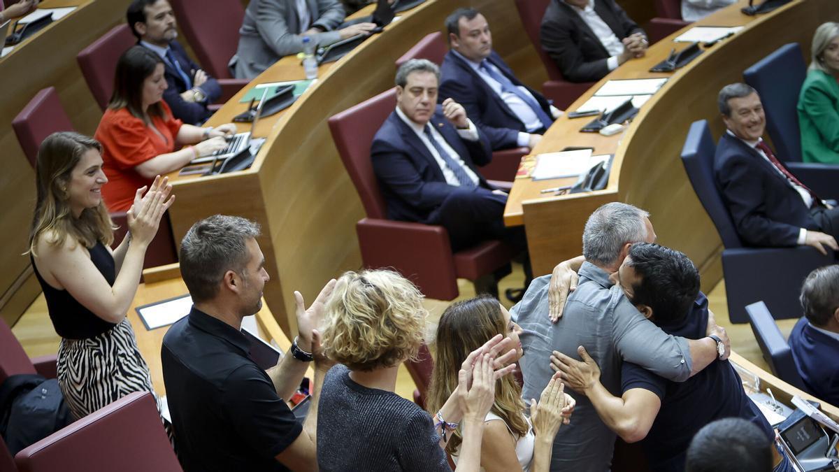 Los diputados de Compromís despiden a Vicent Marzà de las Corts,en junio de 2024.