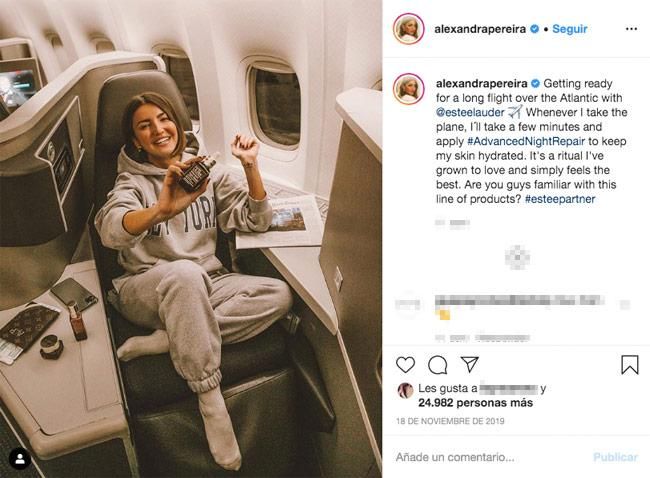 Alexandra Pereira con chándal para un viaje en avión