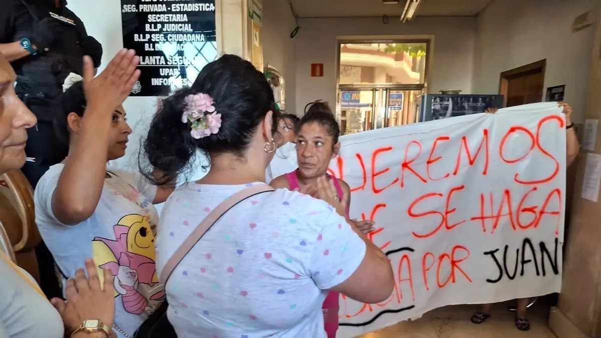 "Justicia para Juan": los familiares del vecino de Dénia asesinado hace 33 años irrumpen en la comisaría de la Policía Nacional