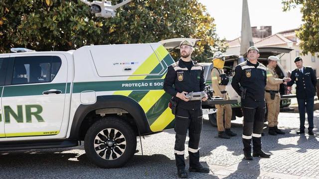 Un agente de la GNR portuguesa, manejando uno de los drones que utilizarán en el Camino.