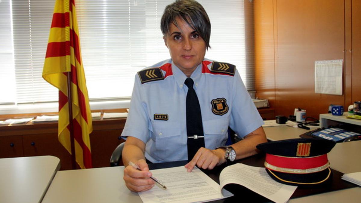 La subinspectora Rosa Negre en la comisaría de los Mossos d'Esquadra de Vistalegre, en Girona.