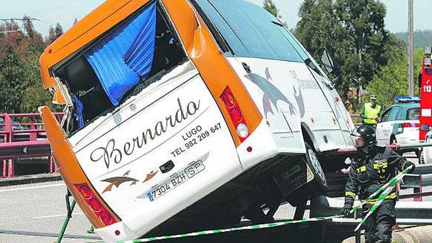 El autobús siniestrado en Santiago tomó la rotonda a 65 km/h por encima de lo permitido