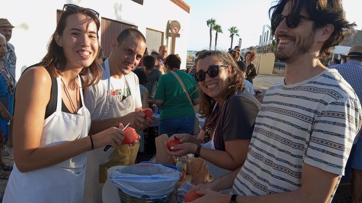 Las personas que participaron en la cuarta Festa de la Tomata de Nules pudieron hacer conserva.