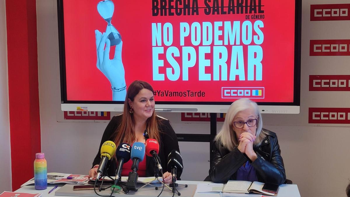 La secretaria de Mujeres, Igualdad y Juventud de CCOO en Canarias, Elvira Isabel Hernández, y la responsable de la Federación de Pensionistas, Adelina Jaén, presentan un informe sobre el estado de la brecha salarial entre hombre y mujeres en las islas.