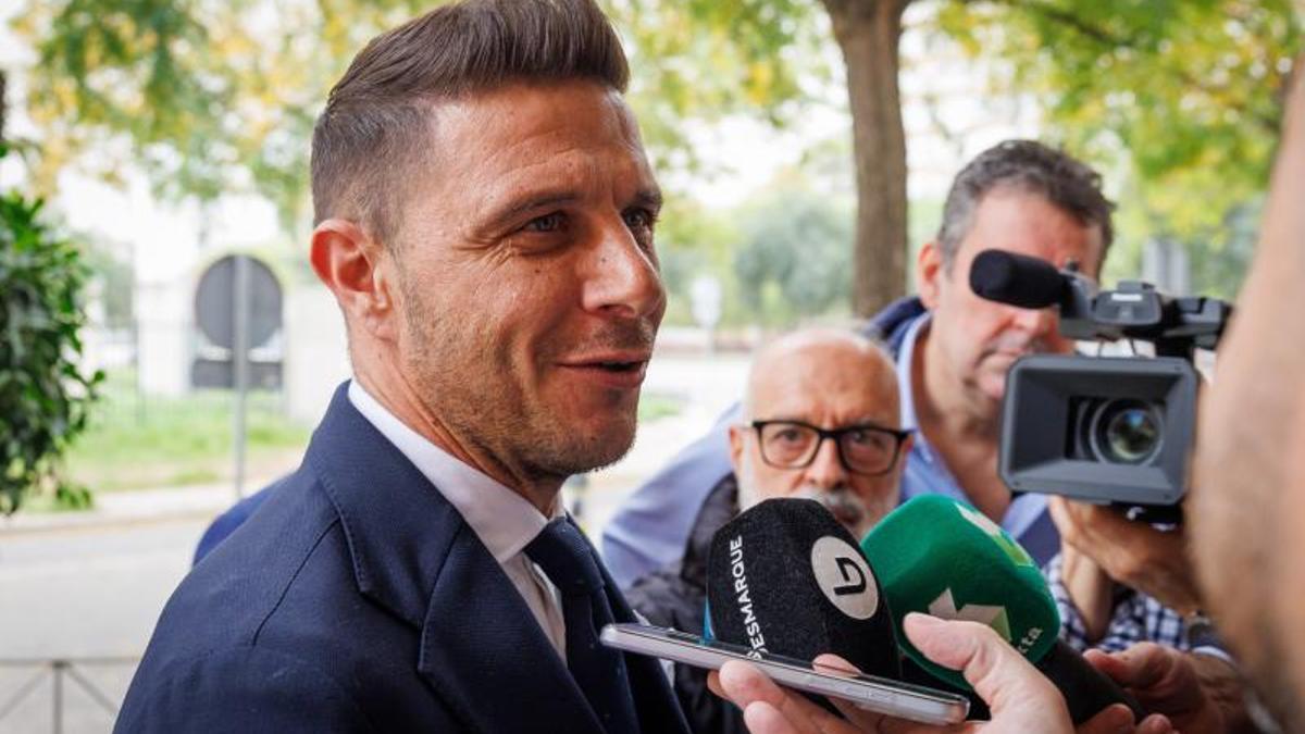 El exfutbolista y capitán del Real Betis Balompié Joaquín Sánchez llega este domingo al Tanatorio de Sevilla