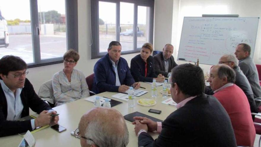 Reunión mantenida ayer en Villalpando entre los candidatos del PP y miembros y responsables del Consorcio.